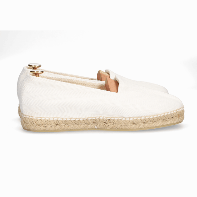 WHITE WHITE EAR OF WHITE CRUST