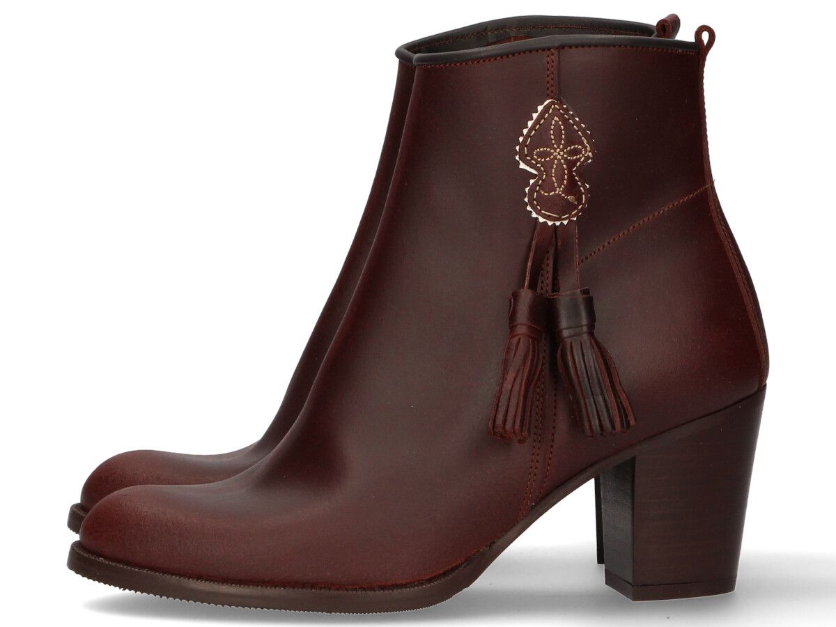 Short Country Boot with Heel and Tassels Valverde del Camino