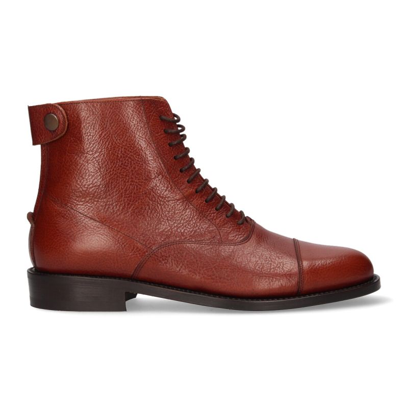 Short Boot with Straight Back Shovel Brandy Valverde del Camino