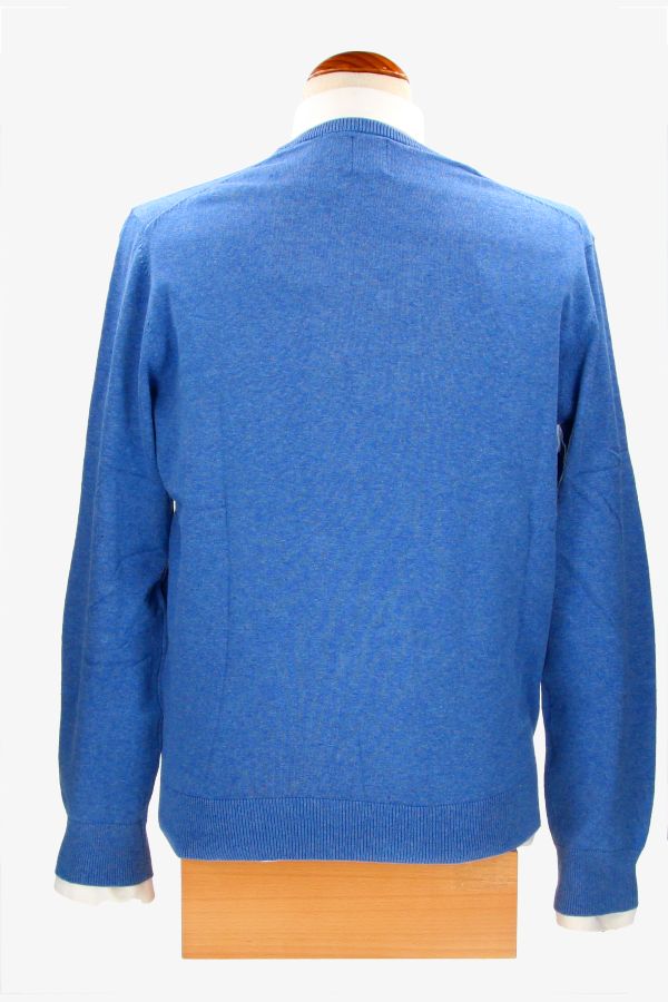 Pull bleu à col en V