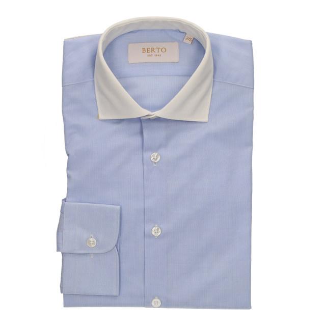 Camisa celeste cuello blanco