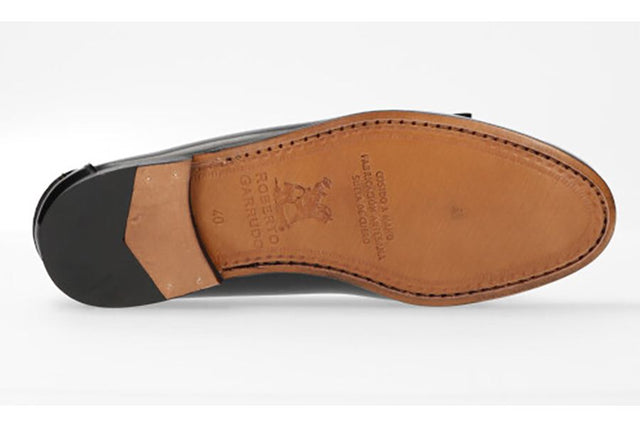 Chaussure noire à franges et pompons