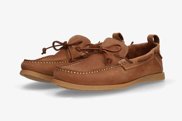 Cuir nubuck nautique caramel au sol