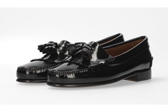 Chaussure noire à franges et pompons