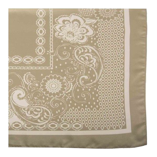 Écharpe ornementée aux tons beiges