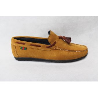 Mocasín borlas ante whisky