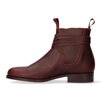 Short boot with crossed gusset with buckle in chestnut colour Valverde del Camino