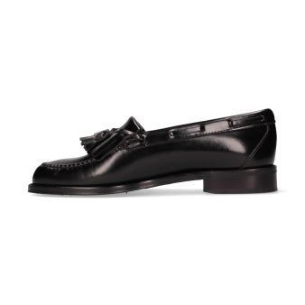 Loafer with black tassels and fringes