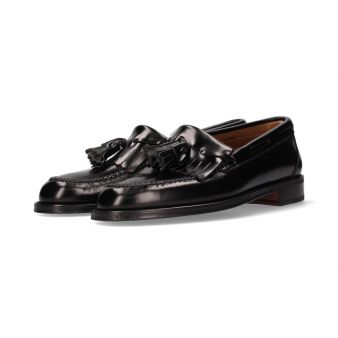 Loafer with black tassels and fringes