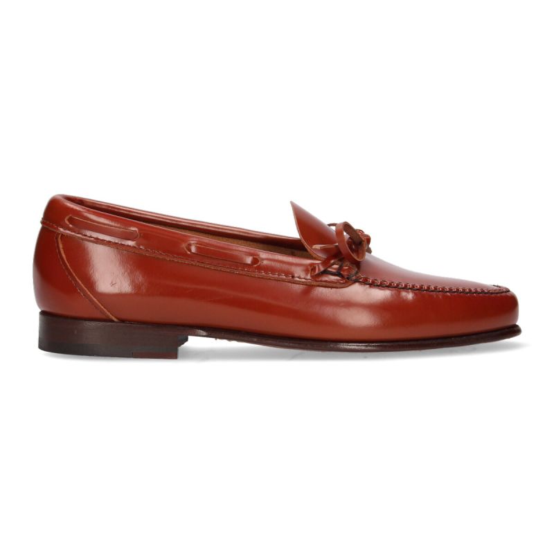 Mocassim com laço preto e sola de couro