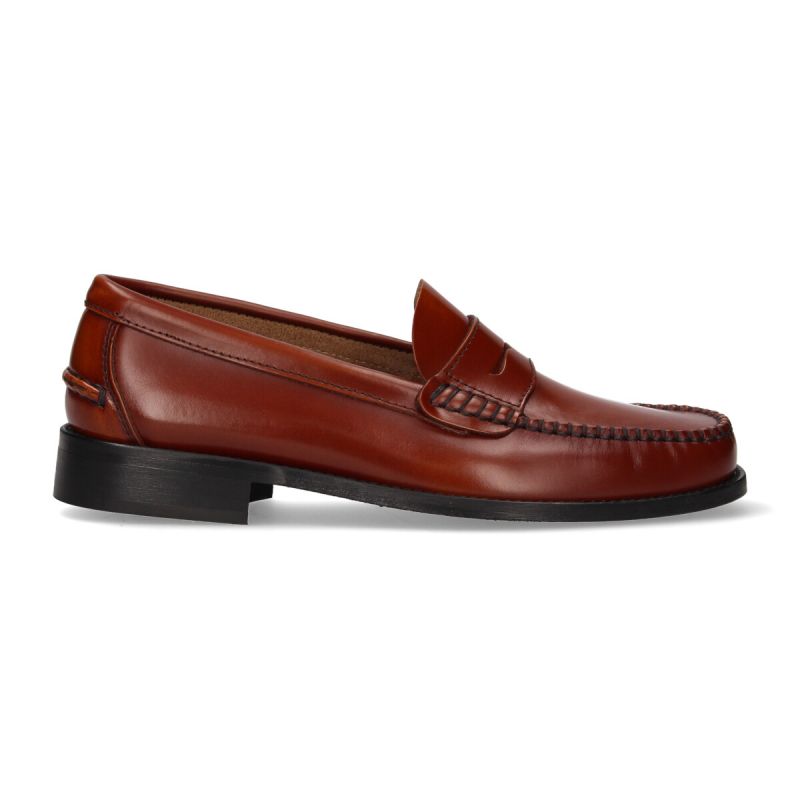 Mocassim com máscara de couro