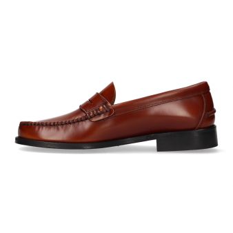 Mocassim com máscara de couro