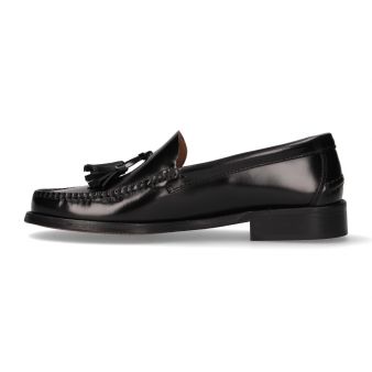 Mocassim com borlas pretas