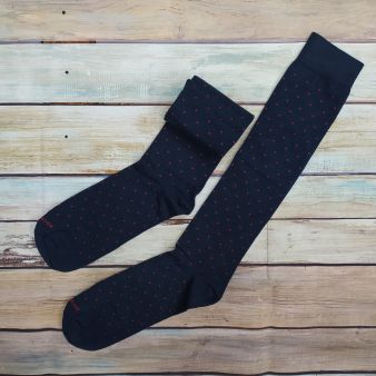 Chaussettes bleues avec points rouges
