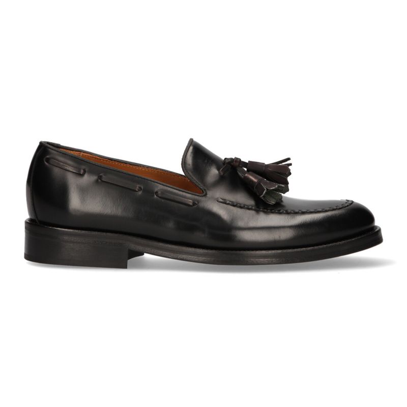Mocassim com borlas e enfeite de borlas preto