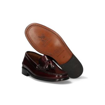 Mocassim com borlas bordô