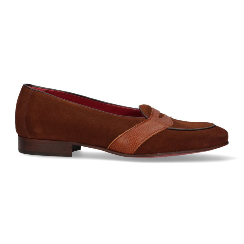 Loafer in honey coloured suede with shoe mask