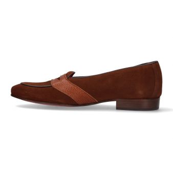Loafer in honey coloured suede with shoe mask