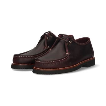 Mocassim com cadarços bordô