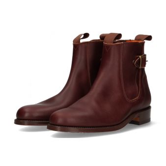 Short boot with gusset and buckle in chestnut calf