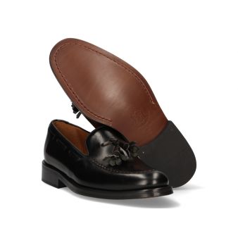 Mocassim com borlas e enfeite de borlas preto