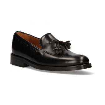 Mocassim com borlas e enfeite de borlas preto
