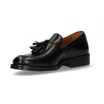 Mocassim com borlas e enfeite de borlas preto