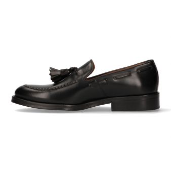 Mocassim com borlas e enfeite de borlas preto