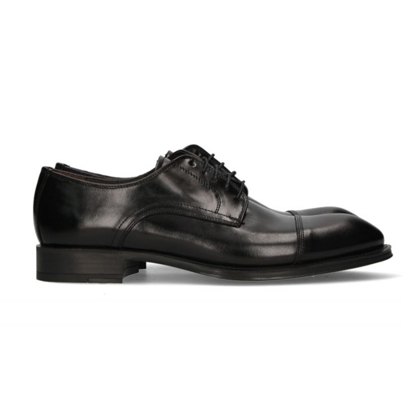 Blucher de Cordões Preto com Corte no Peito do Pé