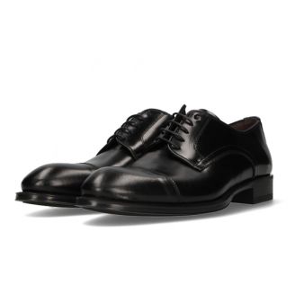 Blucher à lacets noir avec découpe sur l'empeigne