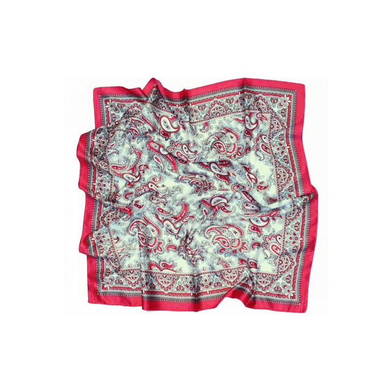 Pañuelo rojo adornos cachemire fondo beige