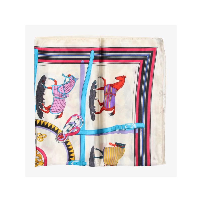 Foulard avec des chevaux sur fond beige