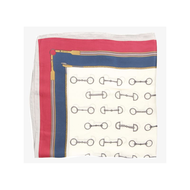 Lenço vermelho com detalhes