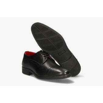 Blucher à lacets noir avec découpe sur l'empeigne