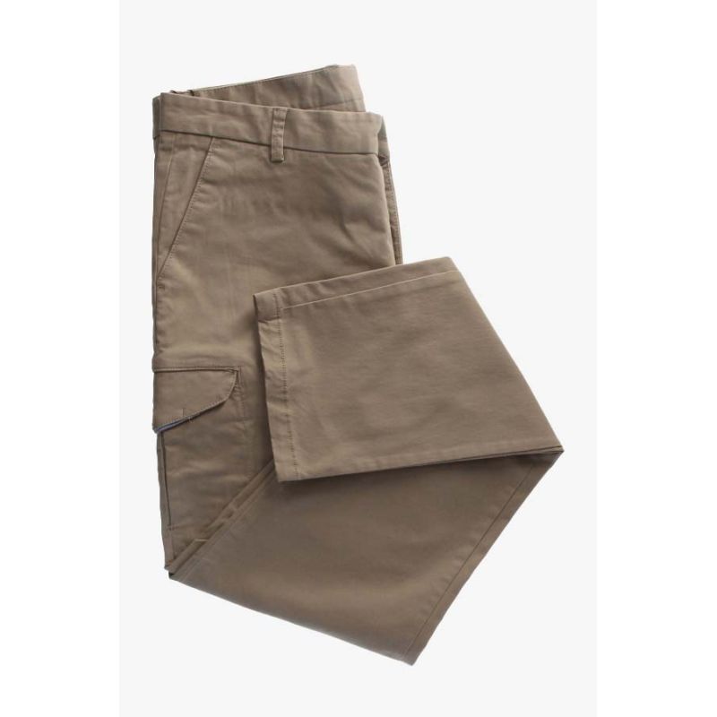 Calça bege com bolsos