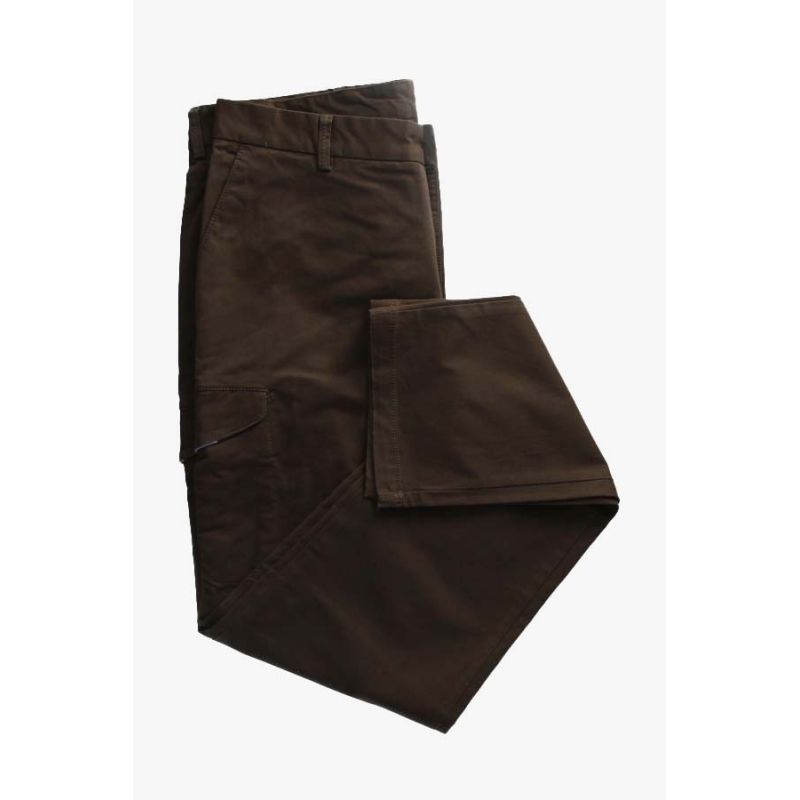 Calça caqui com bolsos