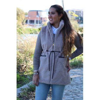Chaleco beige de pelos con cremallera oscura