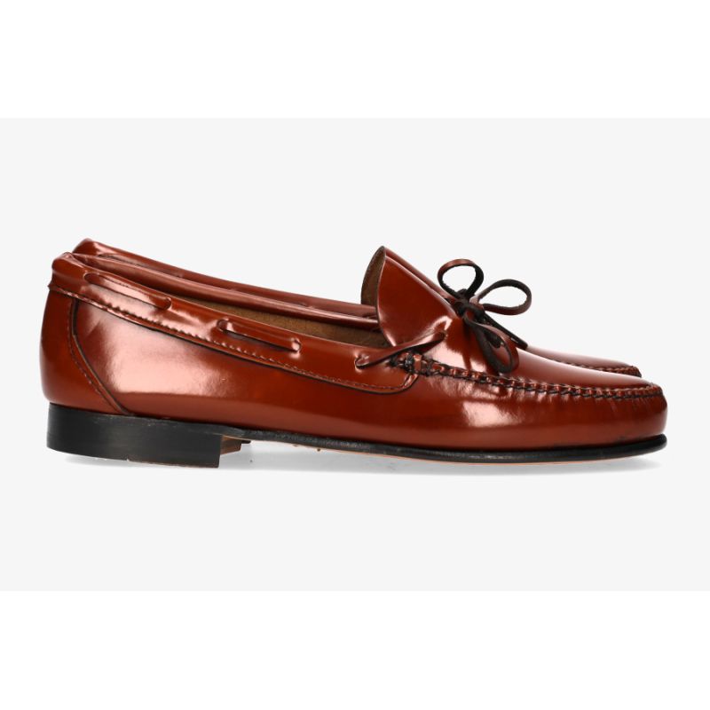 Mocassim com laço preto e sola de couro