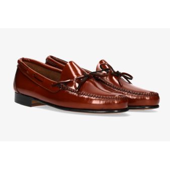 Mocassim com laço preto e sola de couro