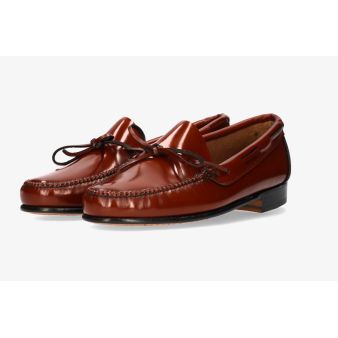 Mocassim com laço preto e sola de couro
