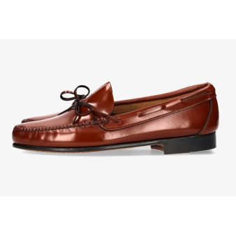 Mocassim com laço preto e sola de couro