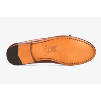 Mocassim com laço preto e sola de couro