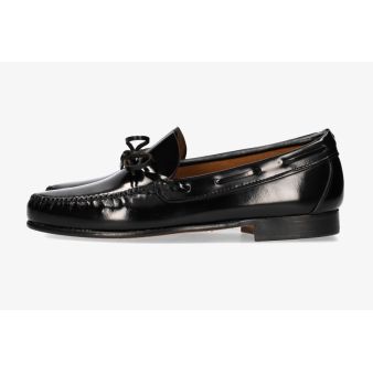 Moccasin with black blow and leather sole