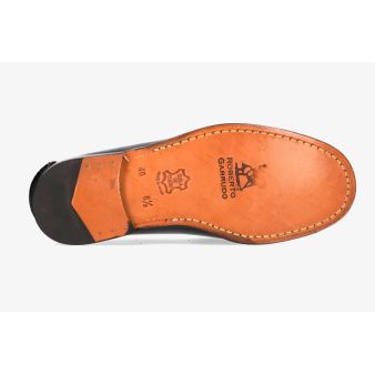 Mocassim com máscara preta e sola de couro