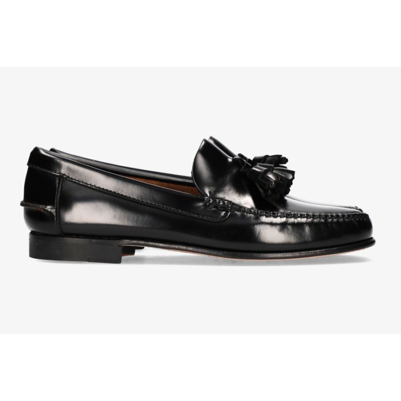 Loafer with black tassels and fringes