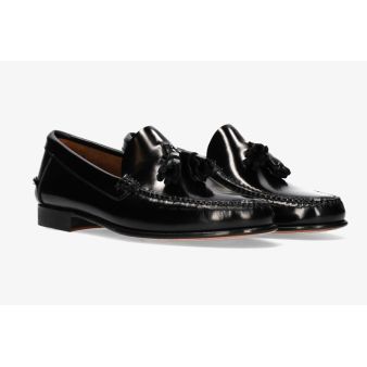 Loafer with black tassels and fringes
