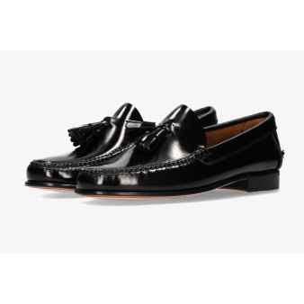 Loafer with black tassels and fringes