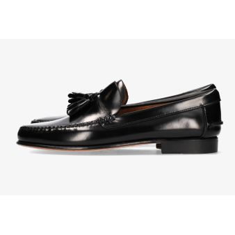 Loafer with black tassels and fringes