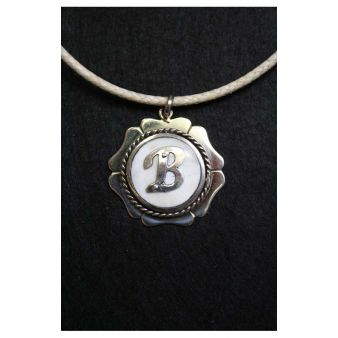Collar letra B