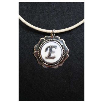 Collar letra E